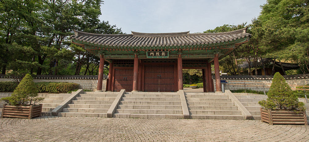Hyochang-Park in Yongsan, in dem Porträts und Gebeine von sieben Unabhängigkeitsaktivisten im Schrein Uiyeolsa in der Grabstätte der drei Mitglieder der Provisorischen Regierung der Republik Korea sowie der drei Unabhängigkeitskämpfer bewahrt sind