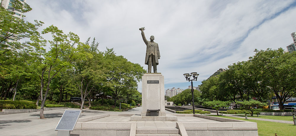 Statue von Unabhängigkeitskämpfer Seo Jae-pil, der die erste unabhängige koreanische Zeitung The Independent (Zeitung der Unabhängigkeit) herausgab und den Bürgerverband „Verband der Unabhängigkeit“ gründete
