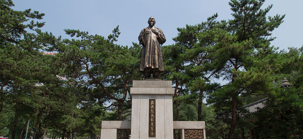 تمثال لـ"سون بيونغ هي" أحد القادة الوطنيين البالغ عددهم 33 مناضلا وهو الذي قرأ بيان الاستقلال في الأول من مارس عام 1919
