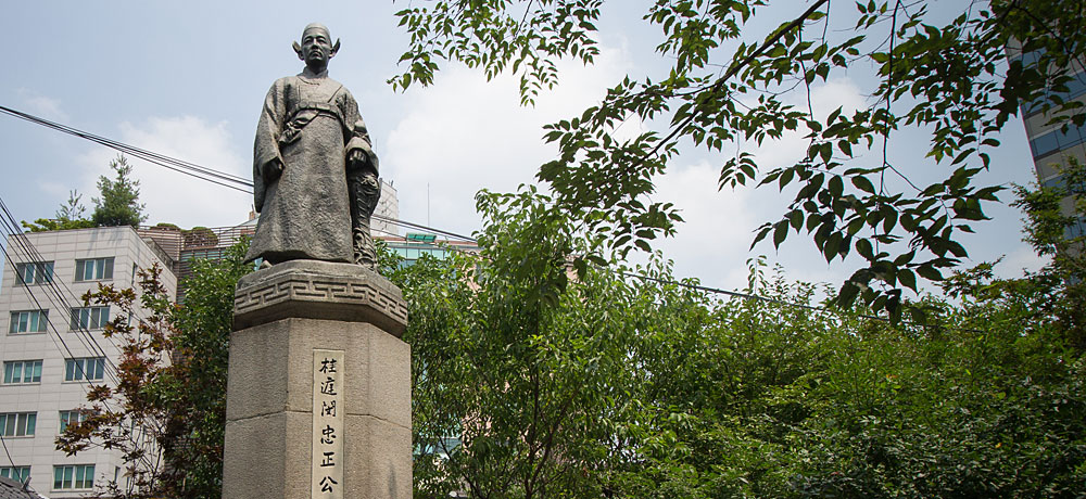 Statue de Min Yeong-hwan, l’ancien ministre de la dynastie Joseon et de l’Empire de Corée qui s’est suicidé en contestant la conclusion du traité de protectorat imposé par le Japon à la Corée en 1905