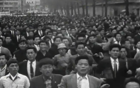 Citoyens pendant la révolution du 19 avril