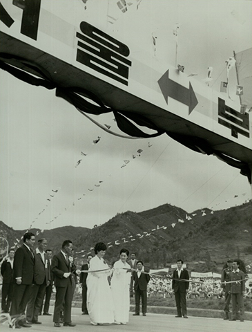 Zeremonie zur Fertigstellung der Gyeongbu<br>-Autobahn