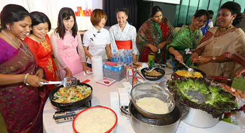 Конкурс среди иностранных жен корейцев по  приготовлению<br>национальных блюд 